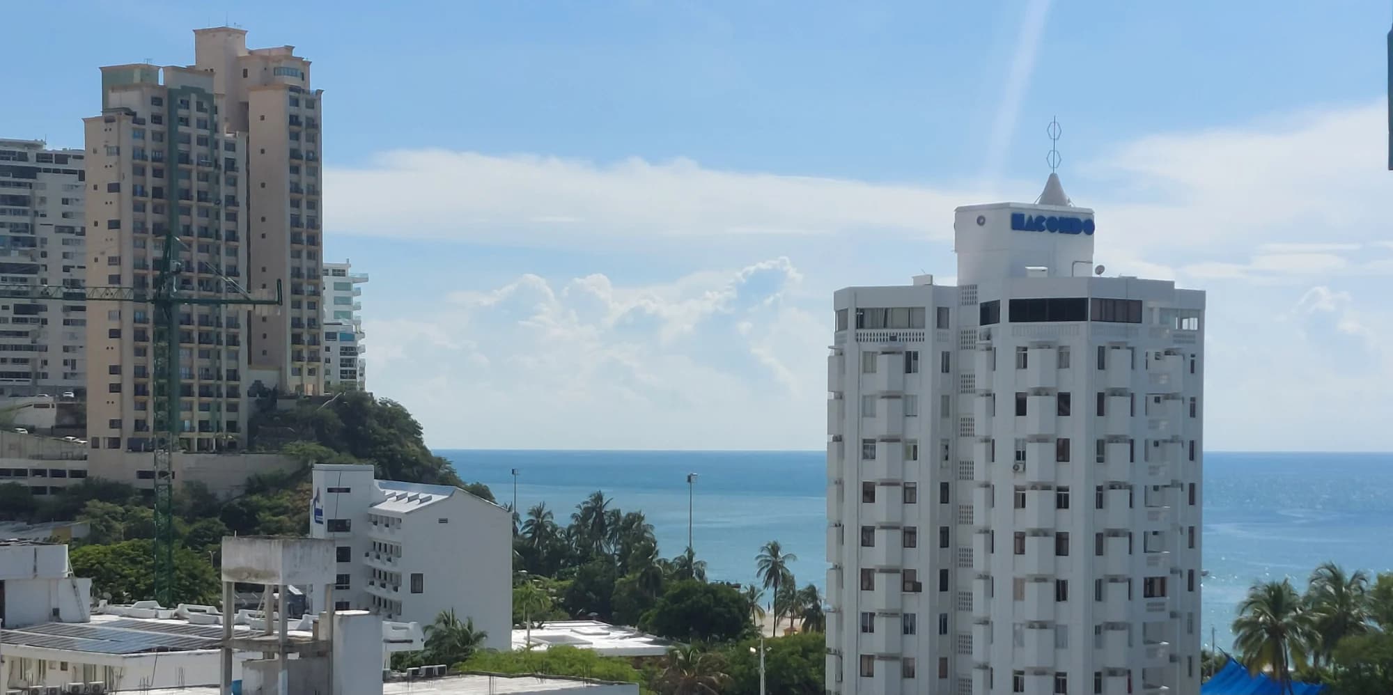 Apartamento en venta El Rodadero, vista al mar y a las montañas, 200 ms. de la playa