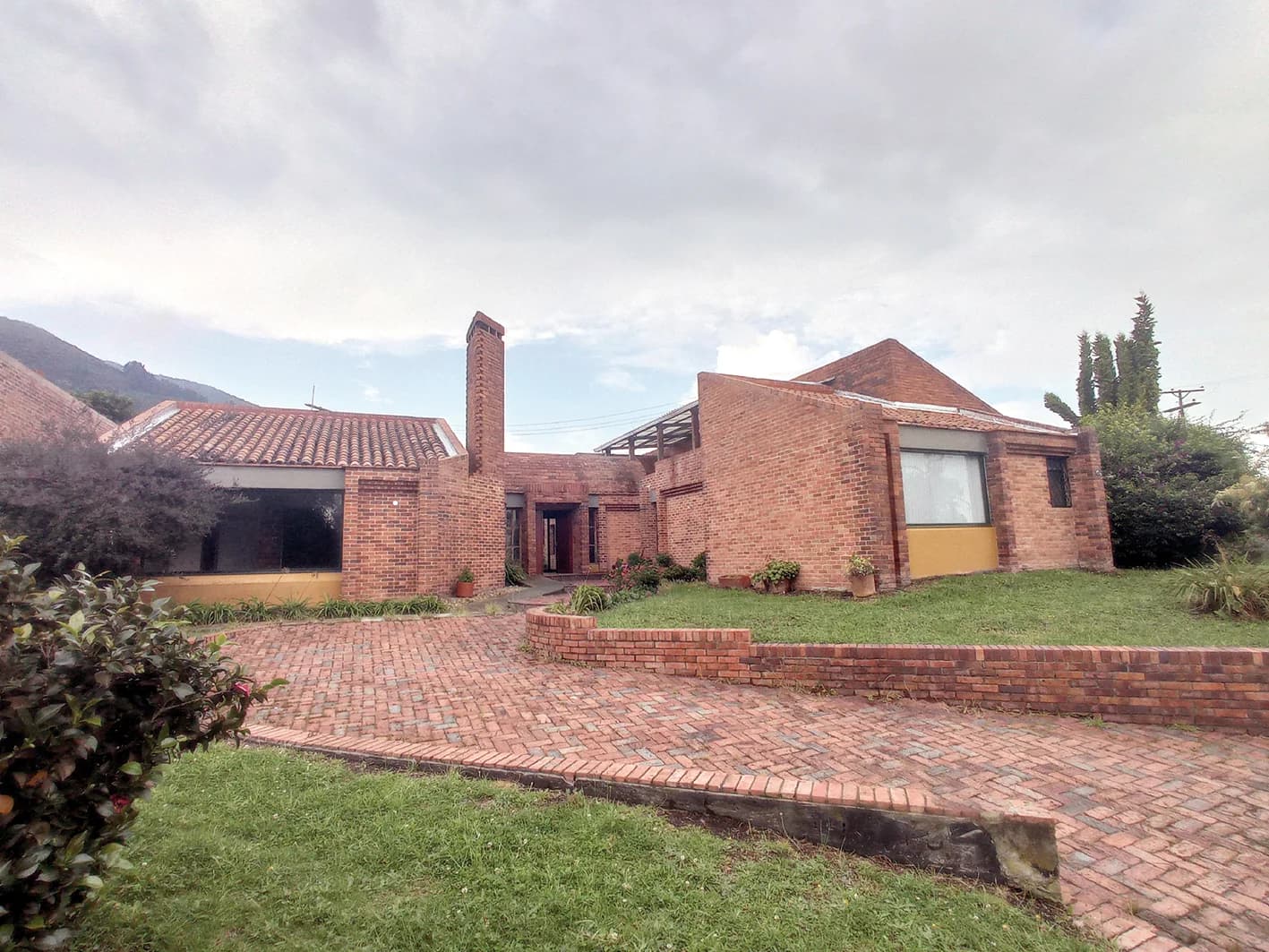 Amplia y elegante casa campestre en Cota (Cundinamarca)